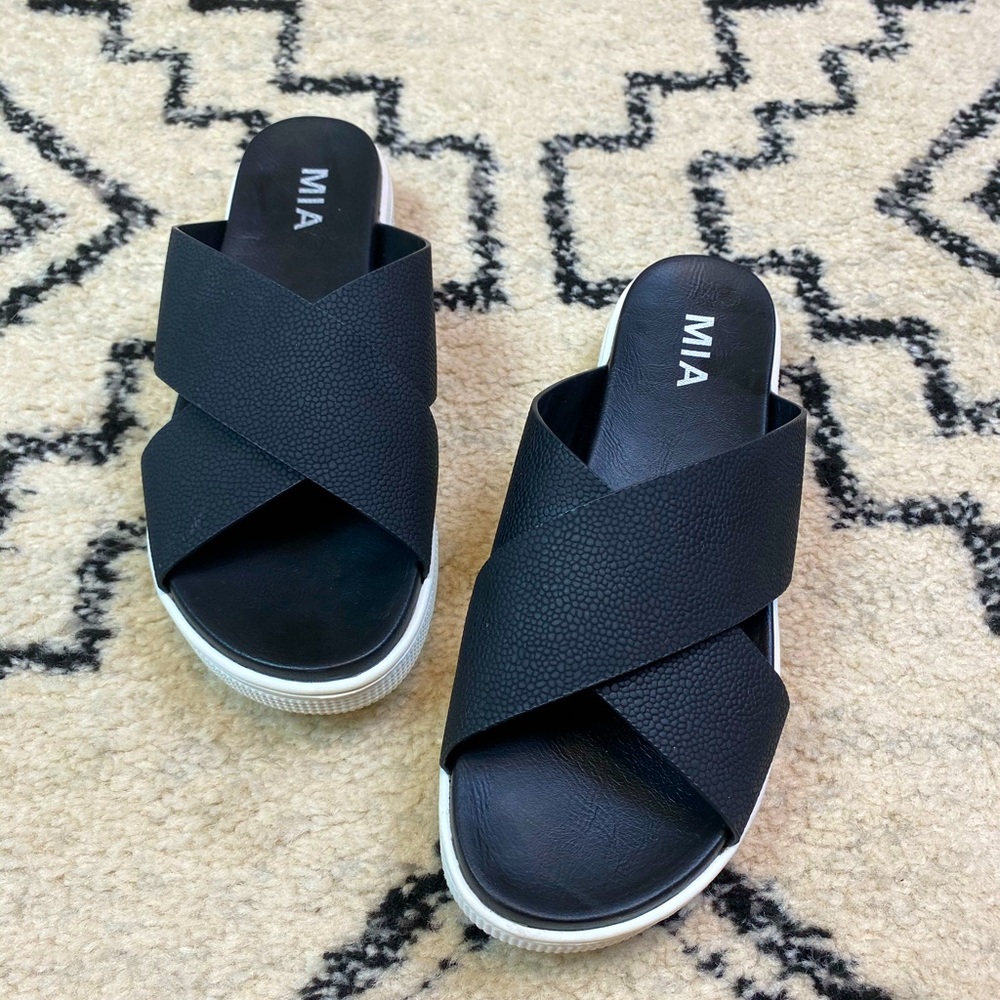 MIA Ivey Black Criss Cross Platform Slide Sandals